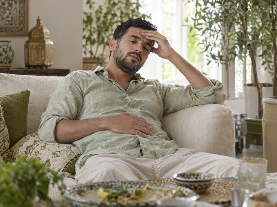 شخص كيحس بالنفخة والثقل بعد الأكل
